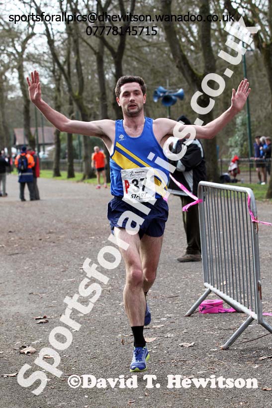 Stephen Lisgo brings Leeds home to victory in the senior mens 12 stage relay, 2014 Northern 12 and 6 Stage Relays, Heaton Park Manchester. Photo: David T. Hewitson/Sports for All Pics